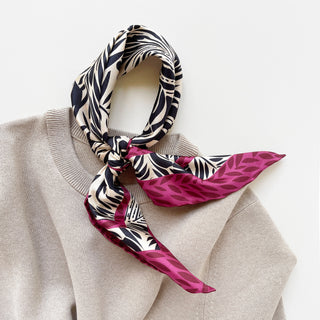 Sciarpa in Seta con Fogliame Tropicale Beige Nero - Bandana Stampata Doppia Faccia da 65cm con Bordi Rifiniti a Mano