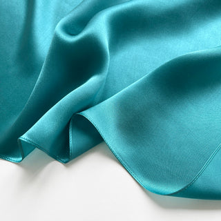 Klassisk enfärgad sidenscarf - 65 cm unisex bandanascarf